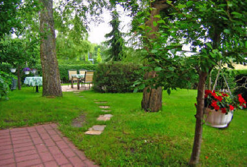 Unser Gartenplatz mit Terrasse